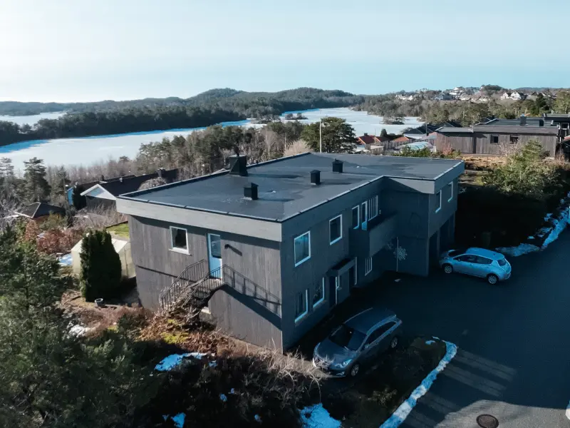 Renovering av eldre bolig — dronebilde av ferdig resultat